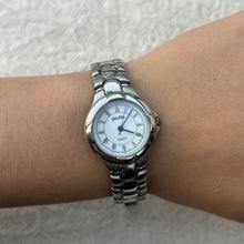 Load image into Gallery viewer, Silver Thick Wrist Strap Vintage Watch
