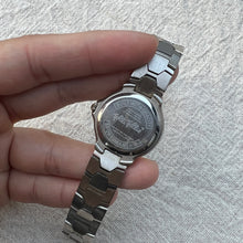Load image into Gallery viewer, Silver Thick Wrist Strap Vintage Watch
