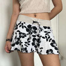 Load image into Gallery viewer, Black Hibiscus Summer Tiered Mini Skirt
