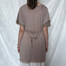 Load image into Gallery viewer, Brown Grey Pleated V-Chest Lace Tied Long Top
