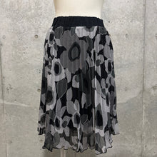 Load image into Gallery viewer, Black Grey Floral Groovy Pleats Midi Skirt

