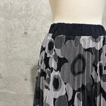 Load image into Gallery viewer, Black Grey Floral Groovy Pleats Midi Skirt
