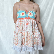 Load image into Gallery viewer, Blue Crochet White And Coral Details Patchwork Cami Top
